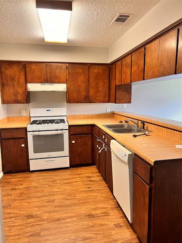 301 12th ST B, Pflugerville, TX 78660