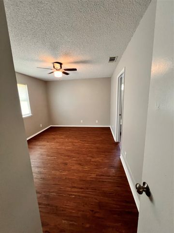 301 12th ST B, Pflugerville, TX 78660