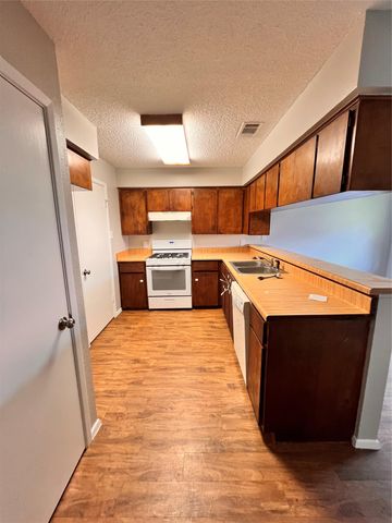 301 12th ST B, Pflugerville, TX 78660