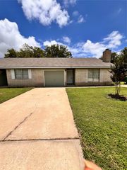 301 12th ST B, Pflugerville, TX 78660