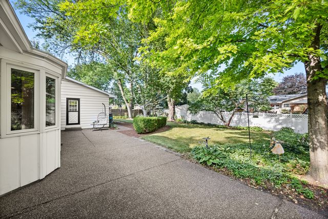 301 Willow Lane, Geneva, IL 60134