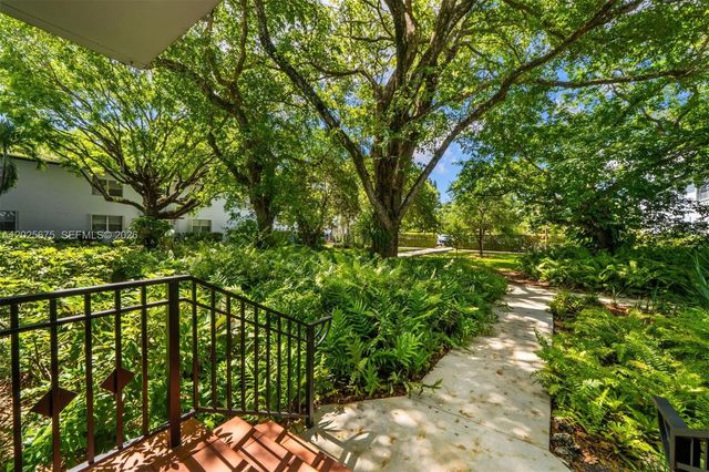 5605 SW 80th Street 10D, Miami, FL 33143