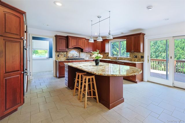 1010 Pine View, New Windsor, NY 12553