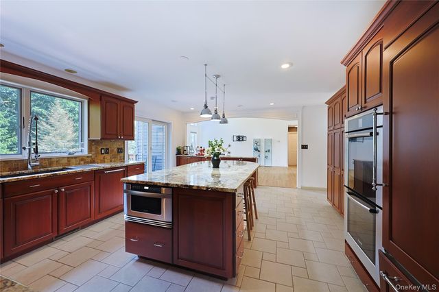 1010 Pine View, New Windsor, NY 12553
