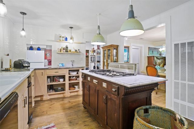 302 Collum Drive, Lake Bridgeport, TX 76426