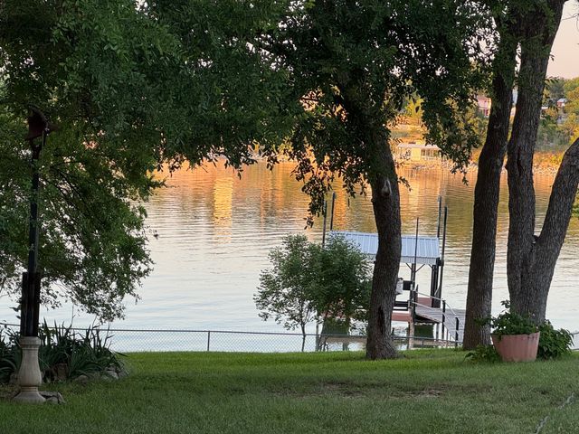 302 Collum Drive, Lake Bridgeport, TX 76426