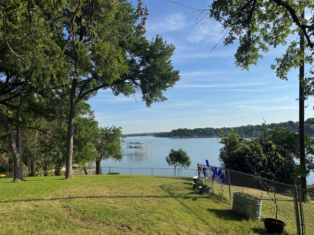 302 Collum Drive, Lake Bridgeport, TX 76426