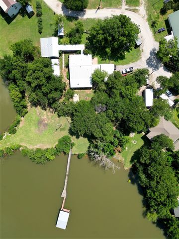 302 Collum Drive, Lake Bridgeport, TX 76426