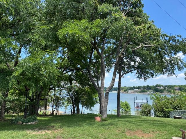 302 Collum Drive, Lake Bridgeport, TX 76426