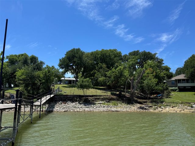 302 Collum Drive, Lake Bridgeport, TX 76426