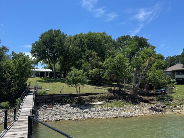302 Collum Drive, Lake Bridgeport, TX 76426