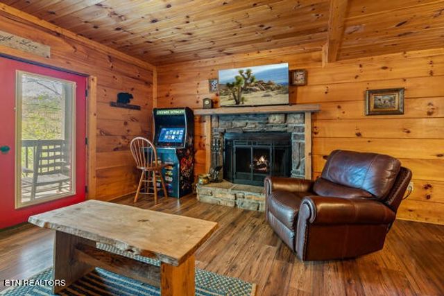 2415 N School House Gap Rd, Sevierville, TN 37876