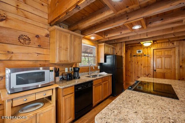 2415 N School House Gap Rd, Sevierville, TN 37876