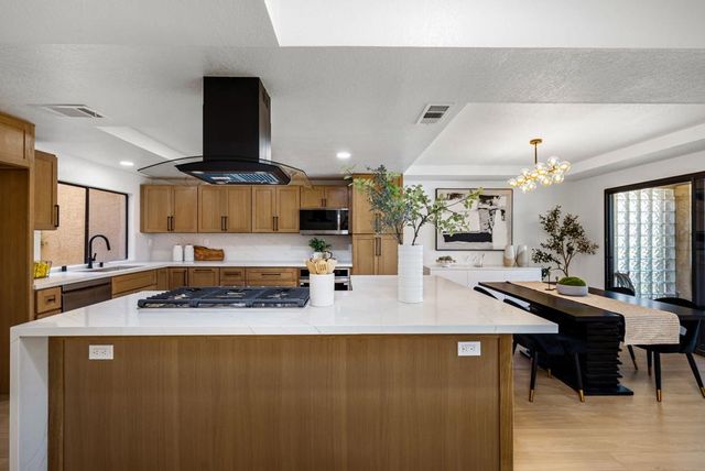 4 Maximo Way, Palm Desert, CA 92260