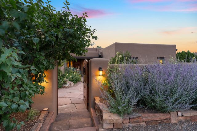 15 Calle Ojitos, Santa Fe, NM 87506