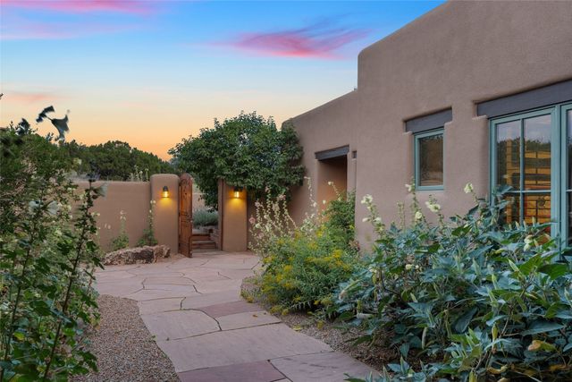 15 Calle Ojitos, Santa Fe, NM 87506