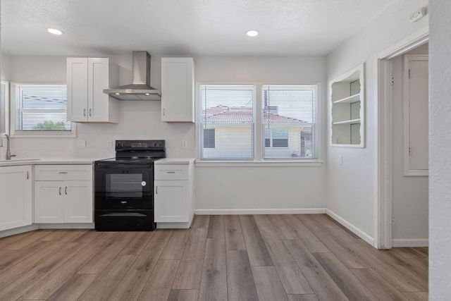 1483 E Bardsley Avenue, Tulare, CA 93274