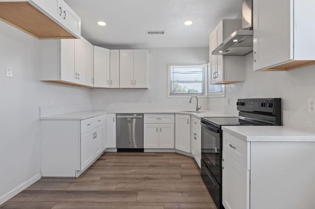 1483 E Bardsley Avenue, Tulare, CA 93274