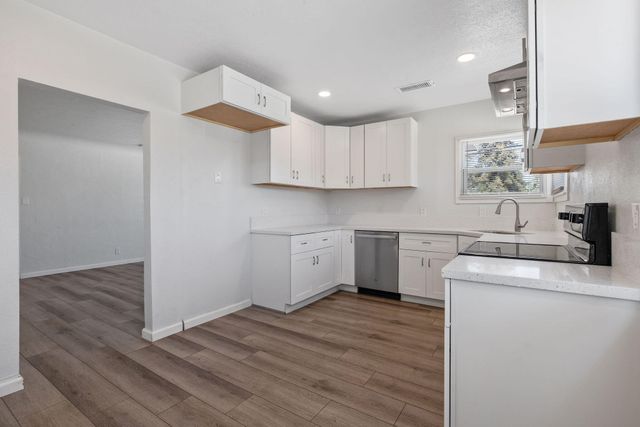 1483 E Bardsley Avenue, Tulare, CA 93274