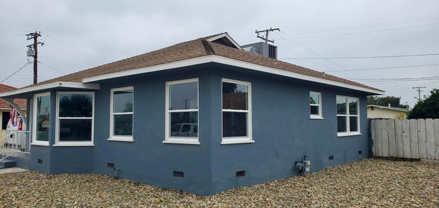 1483 E Bardsley Avenue, Tulare, CA 93274