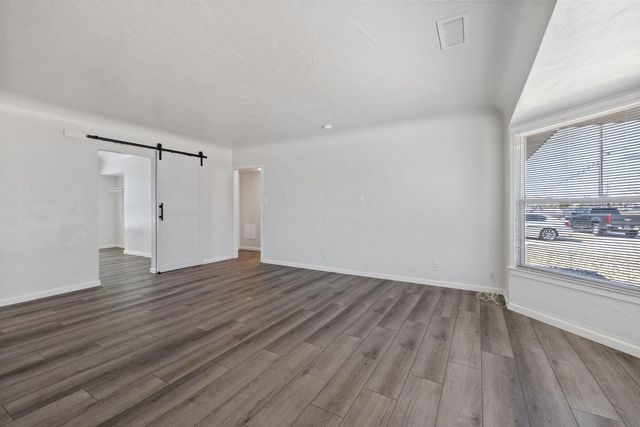 1483 E Bardsley Avenue, Tulare, CA 93274