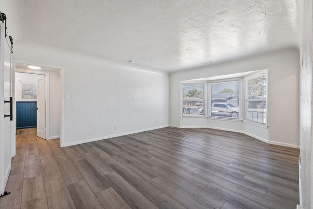 1483 E Bardsley Avenue, Tulare, CA 93274