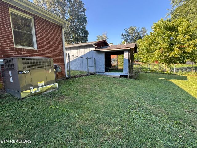 136 Hamilton Ave, Lenoir City, TN 37771
