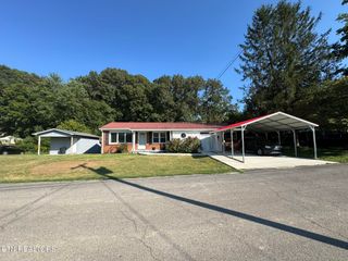 136 Hamilton Ave, Lenoir City, TN 37771