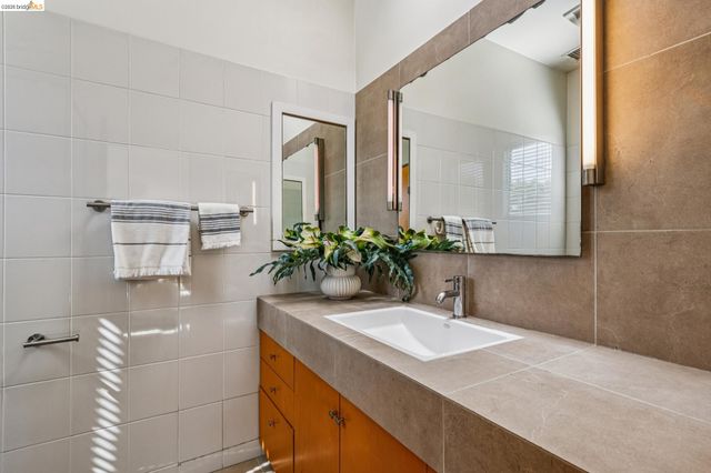 848 61St St, Oakland, CA 94608