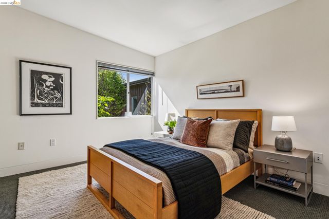848 61St St, Oakland, CA 94608