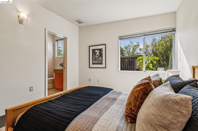 848 61St St, Oakland, CA 94608