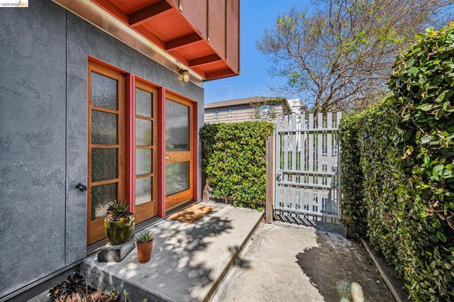 848 61St St, Oakland, CA 94608