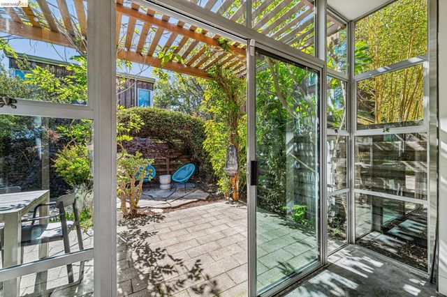 848 61St St, Oakland, CA 94608