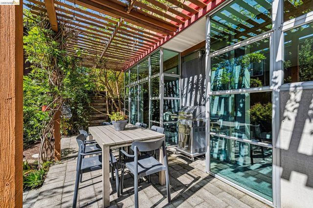 848 61St St, Oakland, CA 94608
