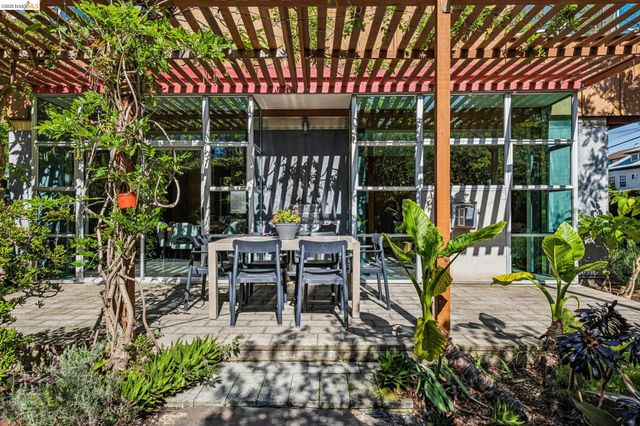 848 61St St, Oakland, CA 94608