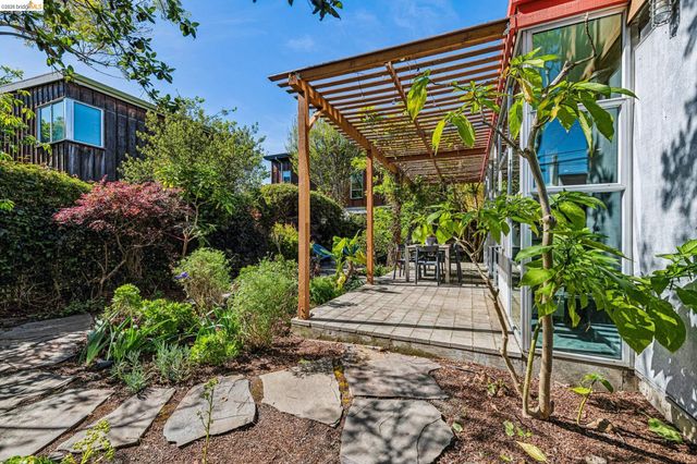 848 61St St, Oakland, CA 94608