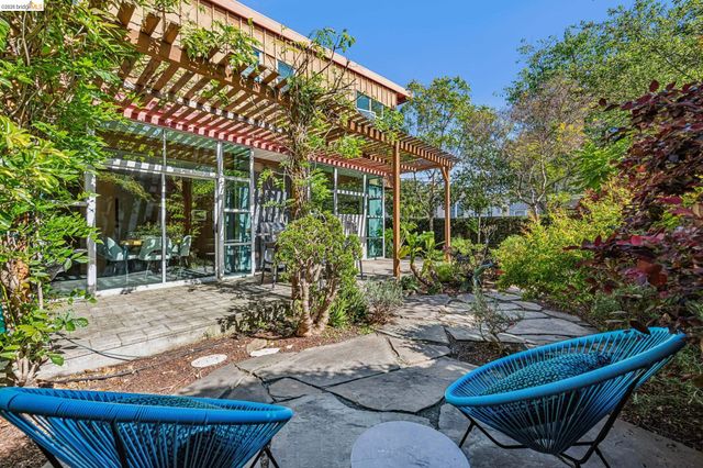 848 61St St, Oakland, CA 94608