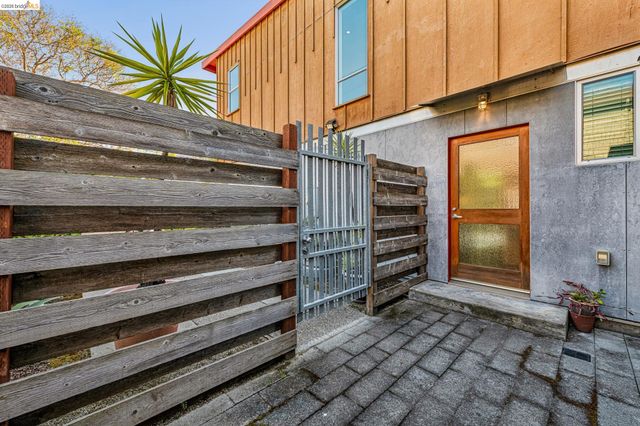 848 61St St, Oakland, CA 94608