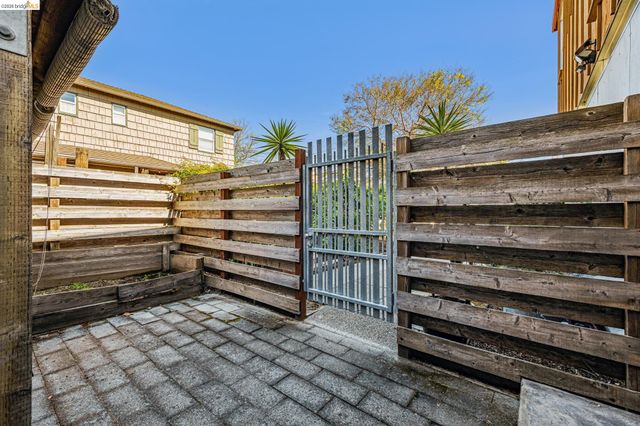 848 61St St, Oakland, CA 94608