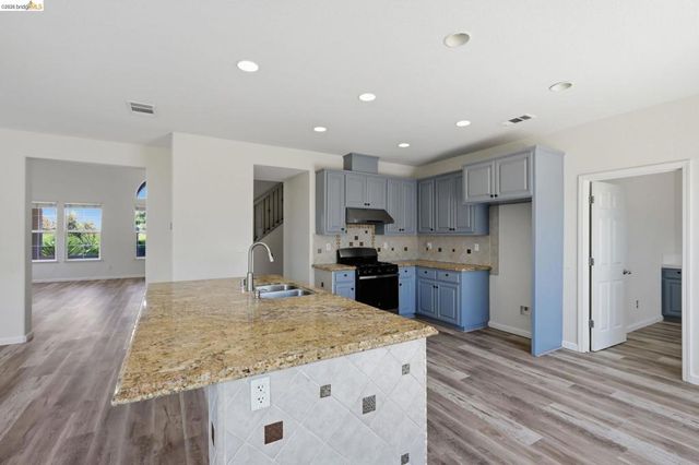 74 Vella Cir, Oakley, CA 94561