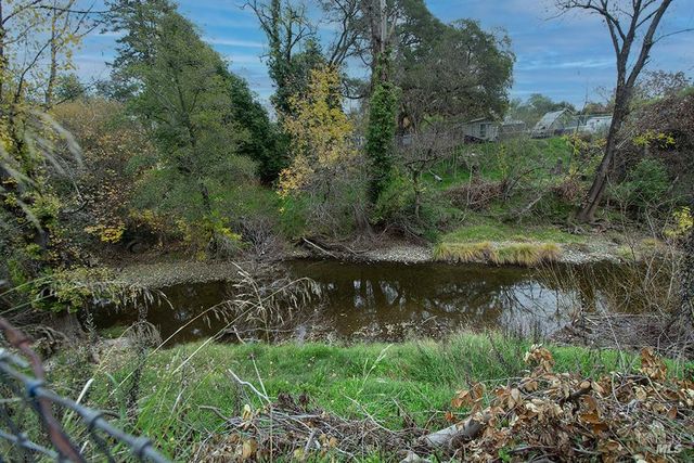 18089 Riverside Dr, Sonoma, CA 95476