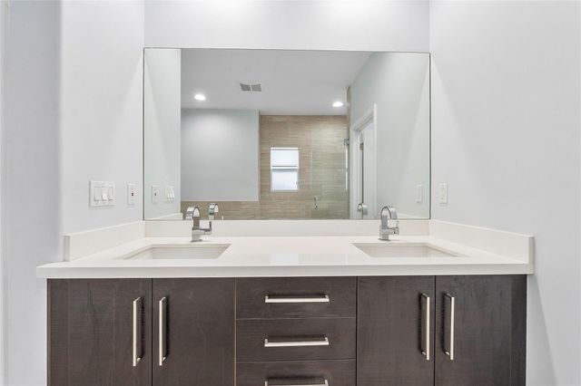 825 NE 17th Way, Fort Lauderdale, FL 33304
