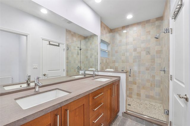 825 NE 17th Way, Fort Lauderdale, FL 33304
