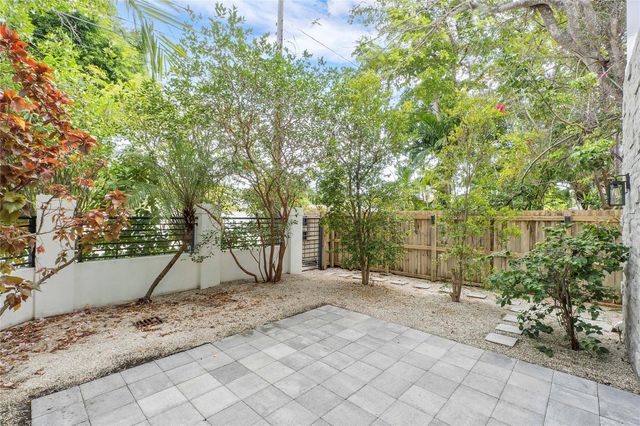 825 NE 17th Way, Fort Lauderdale, FL 33304