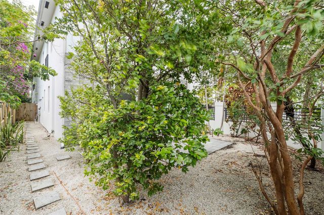 825 NE 17th Way, Fort Lauderdale, FL 33304