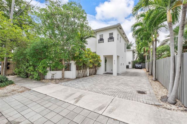825 NE 17th Way, Fort Lauderdale, FL 33304