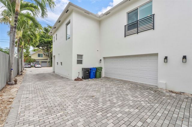 825 NE 17th Way, Fort Lauderdale, FL 33304
