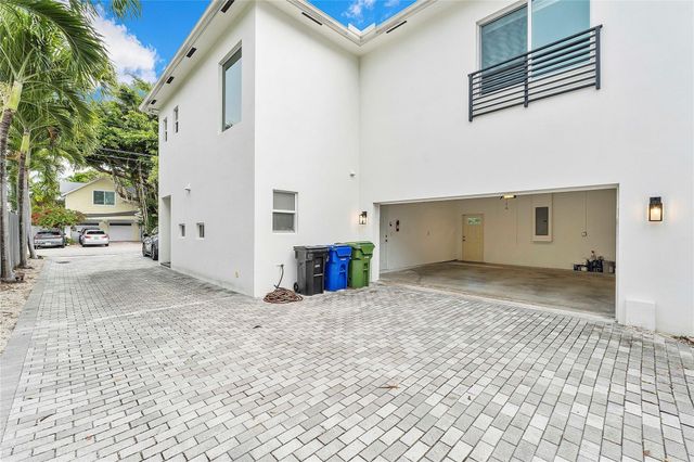 825 NE 17th Way, Fort Lauderdale, FL 33304