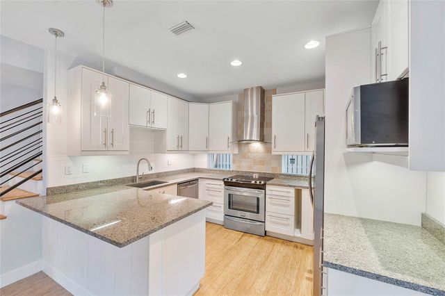 825 NE 17th Way, Fort Lauderdale, FL 33304