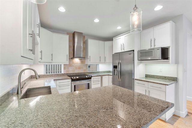 825 NE 17th Way, Fort Lauderdale, FL 33304